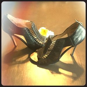 Black leather Nine West heels size 7